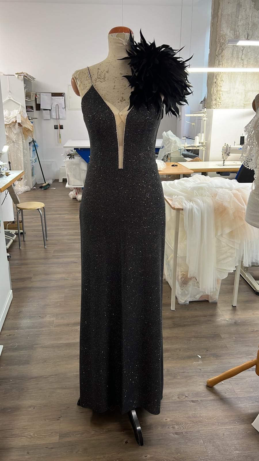 ROBE DÉCOLLETÉ PLONGEANT À PAILLETTES