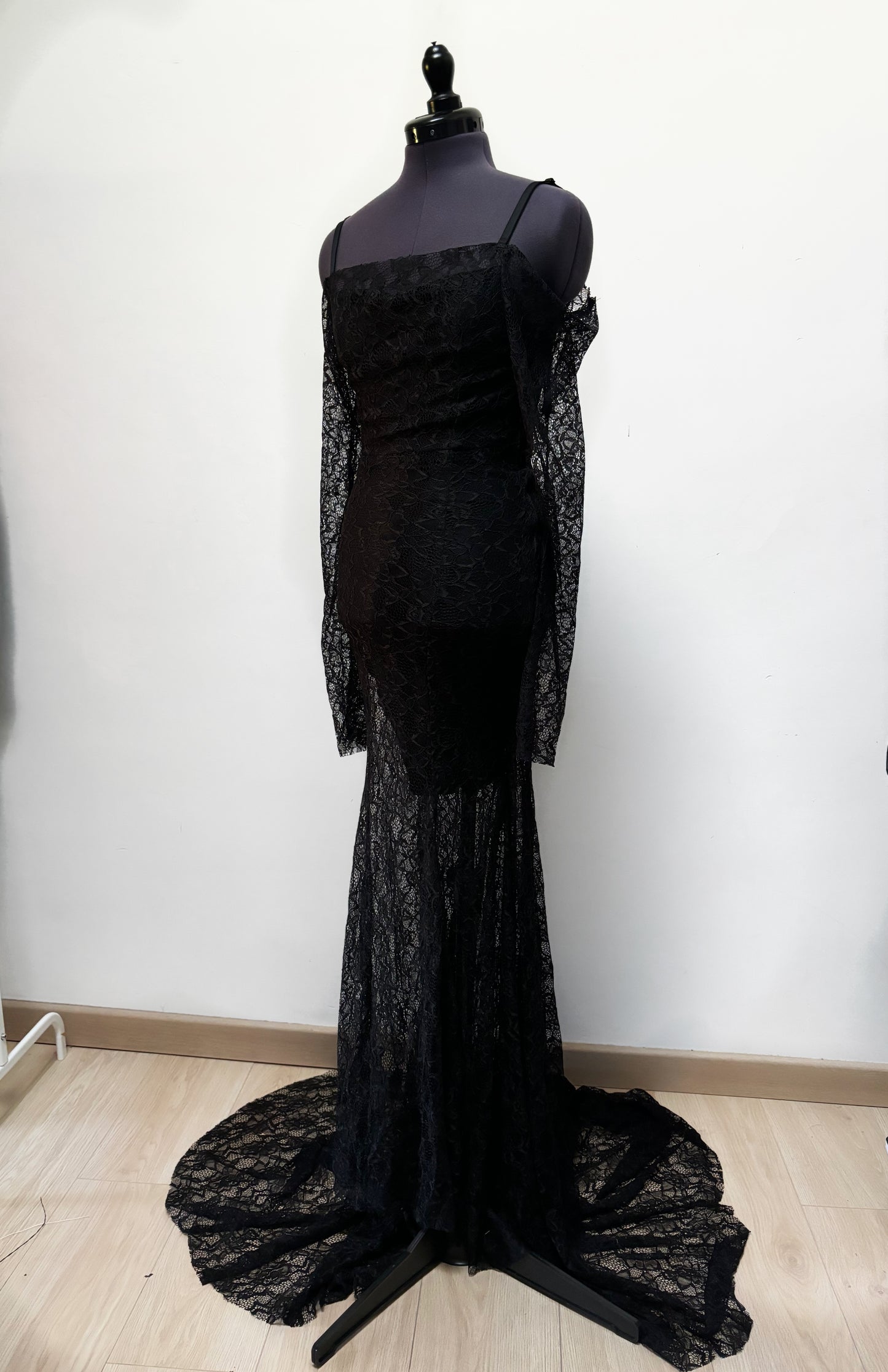 A black lace dress for the bride! 🖤