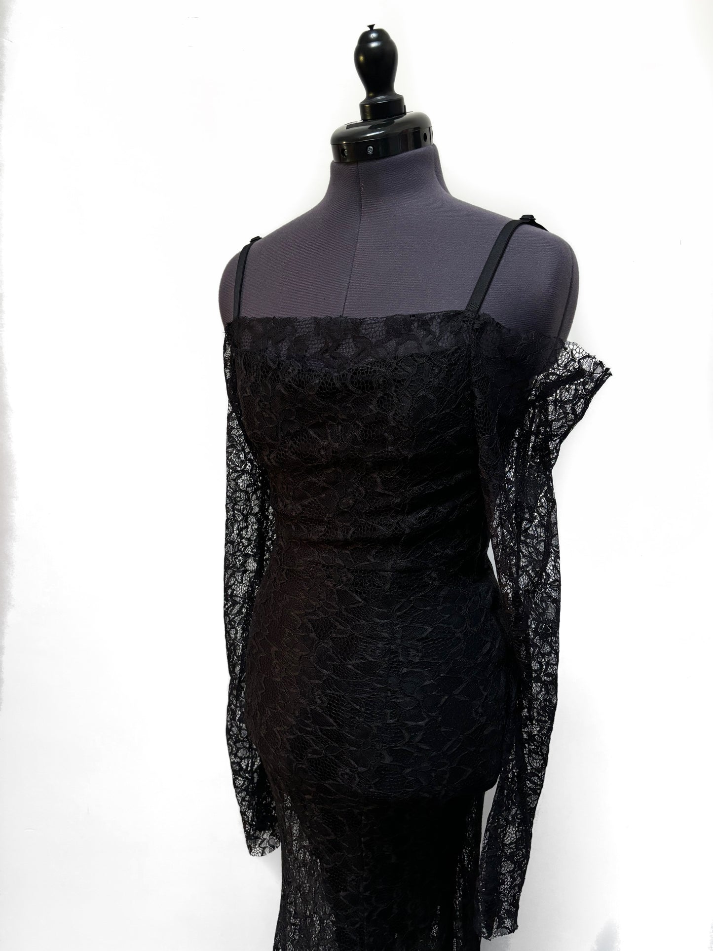 A black lace dress for the bride! 🖤