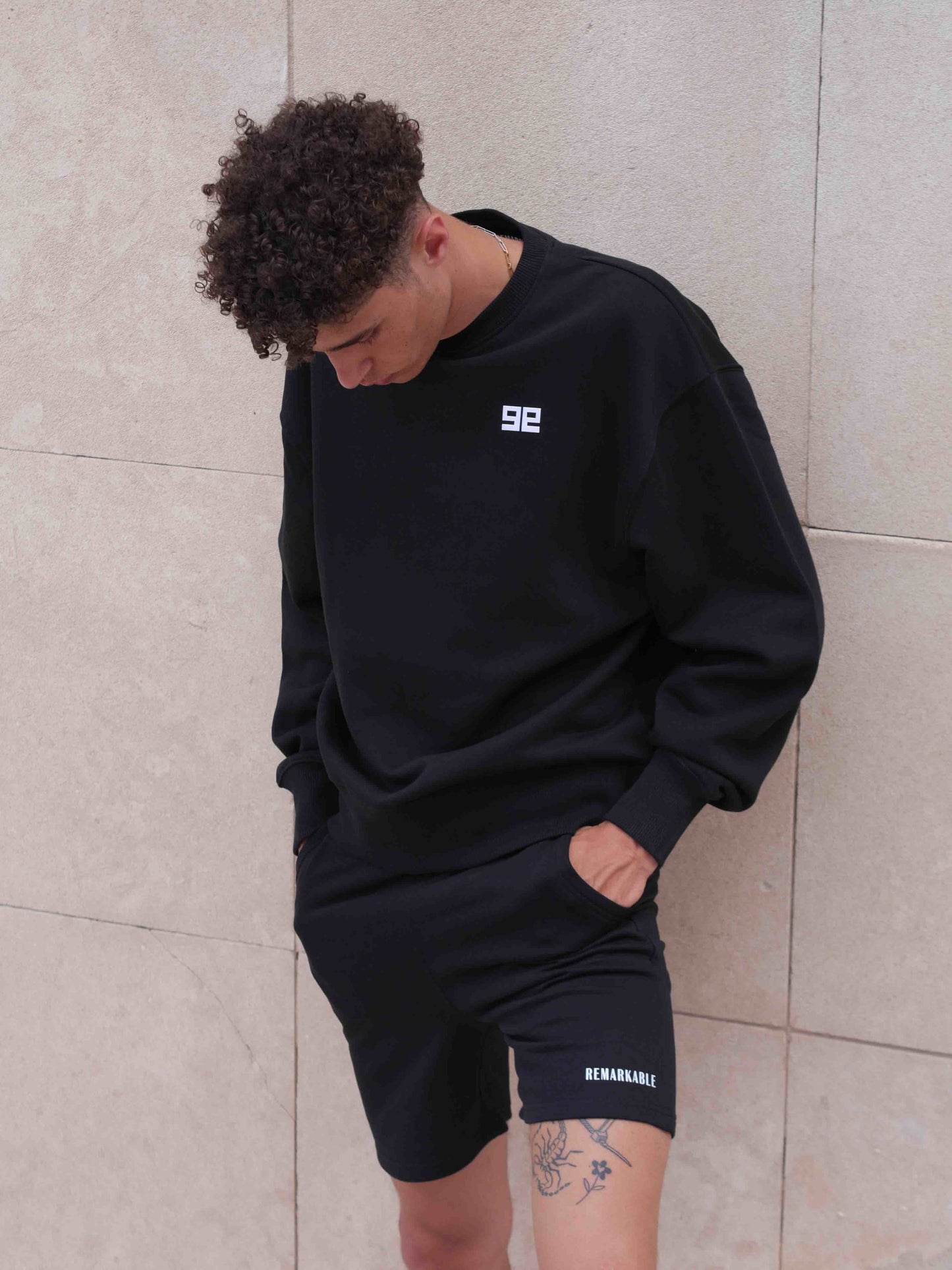 OVERSIZED BLACK SWEATSHIRT