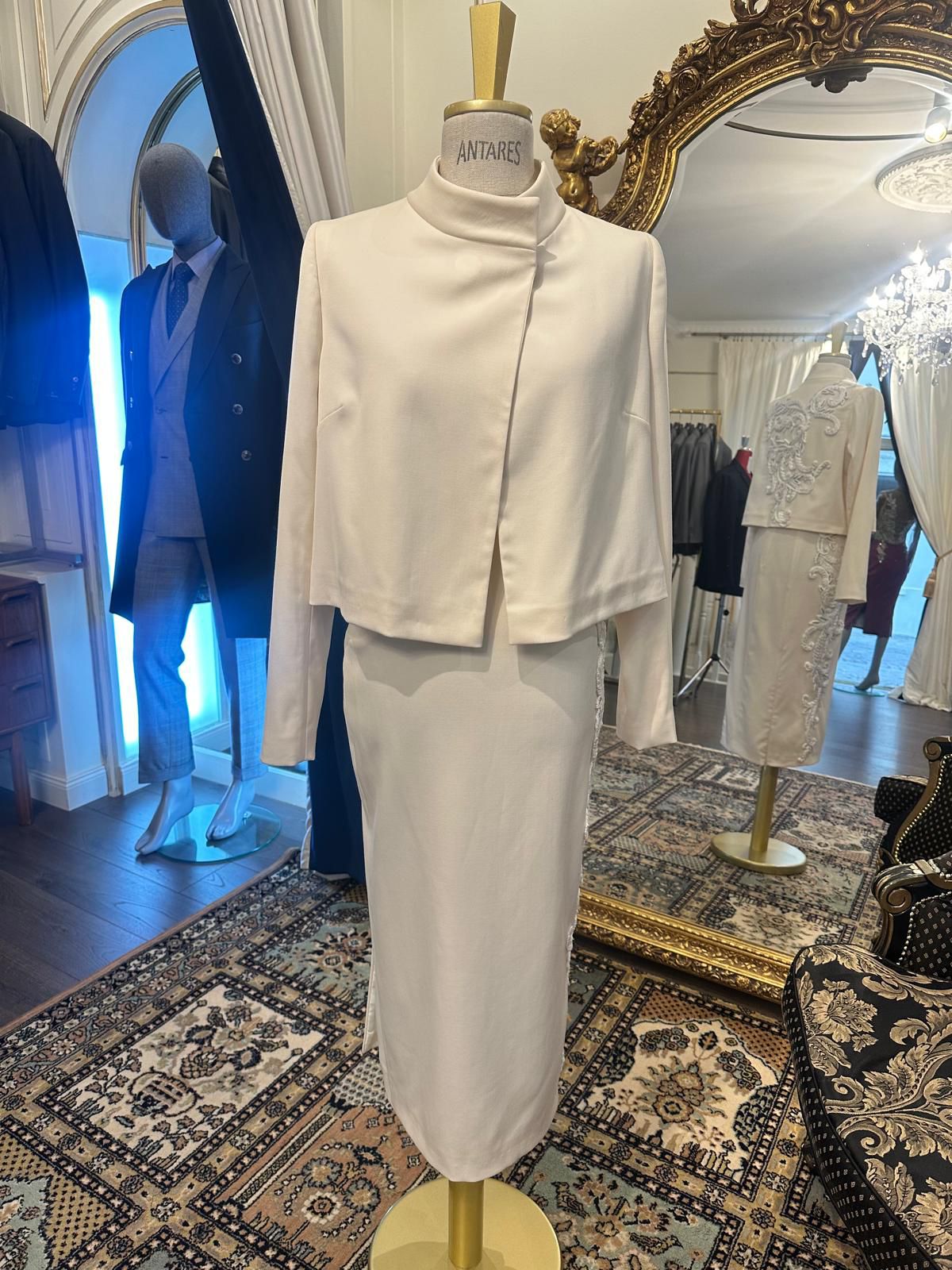 VESTE ET JUPE AVEC BRODERIE