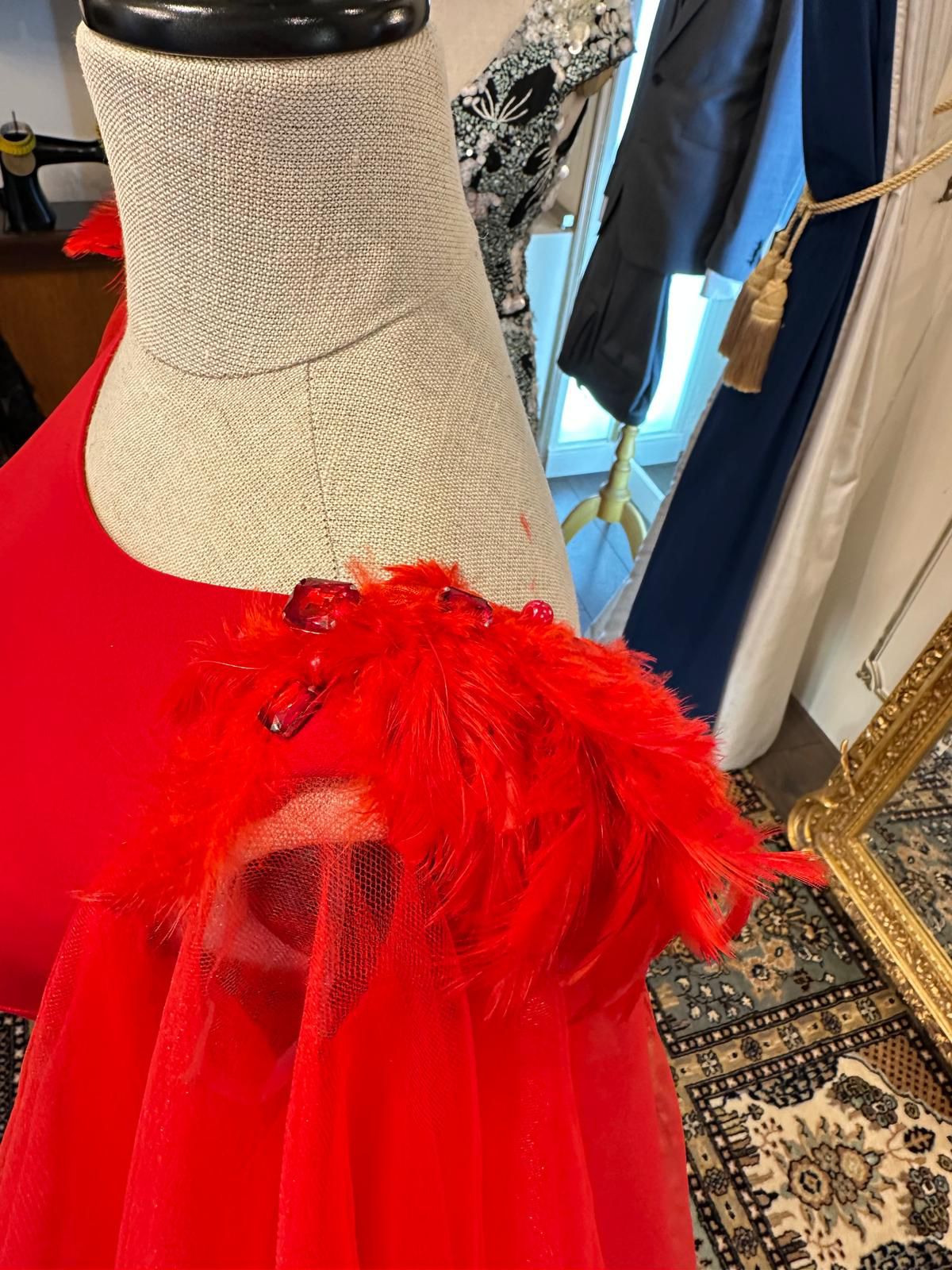 ROBE ROUGE DOS NU EN PLUME