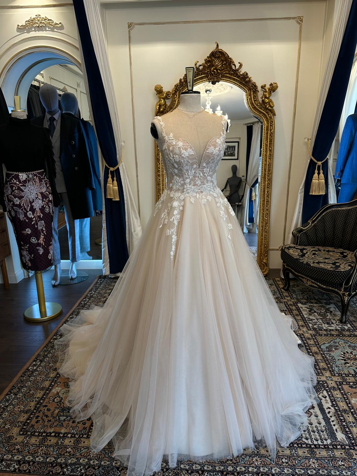 ROBE DE MARIÉ AVEC DENTELLE