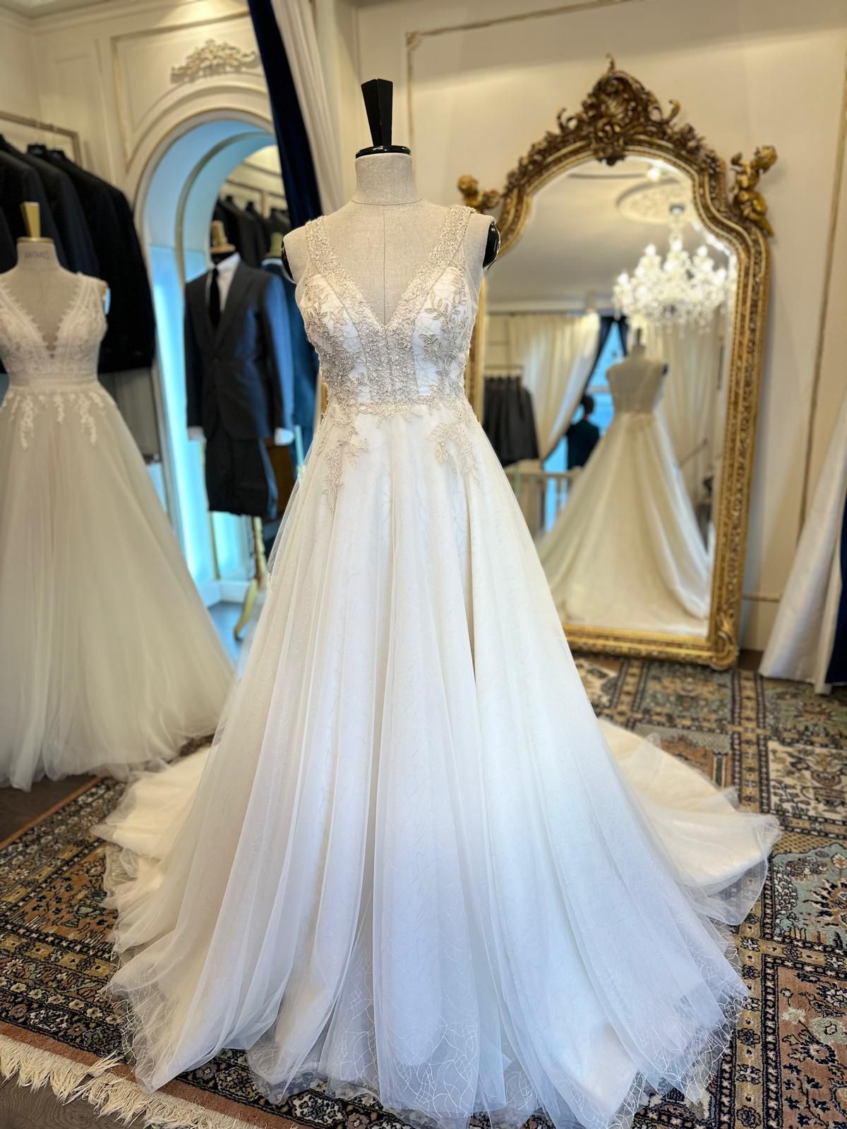 ROBE DE MARIÉ AVEC BRODERIE ET CRISTAUX