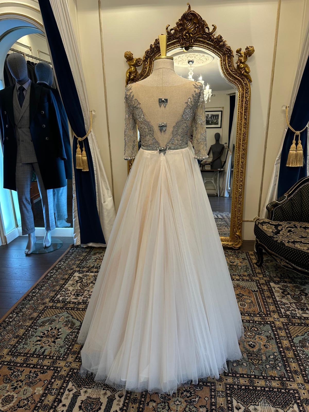 ROBE DÉCORÉE DE CRISTAUX