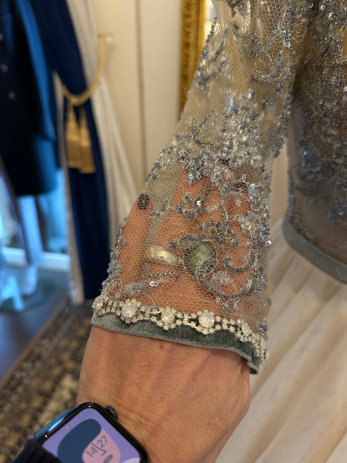 ROBE DÉCORÉE DE CRISTAUX