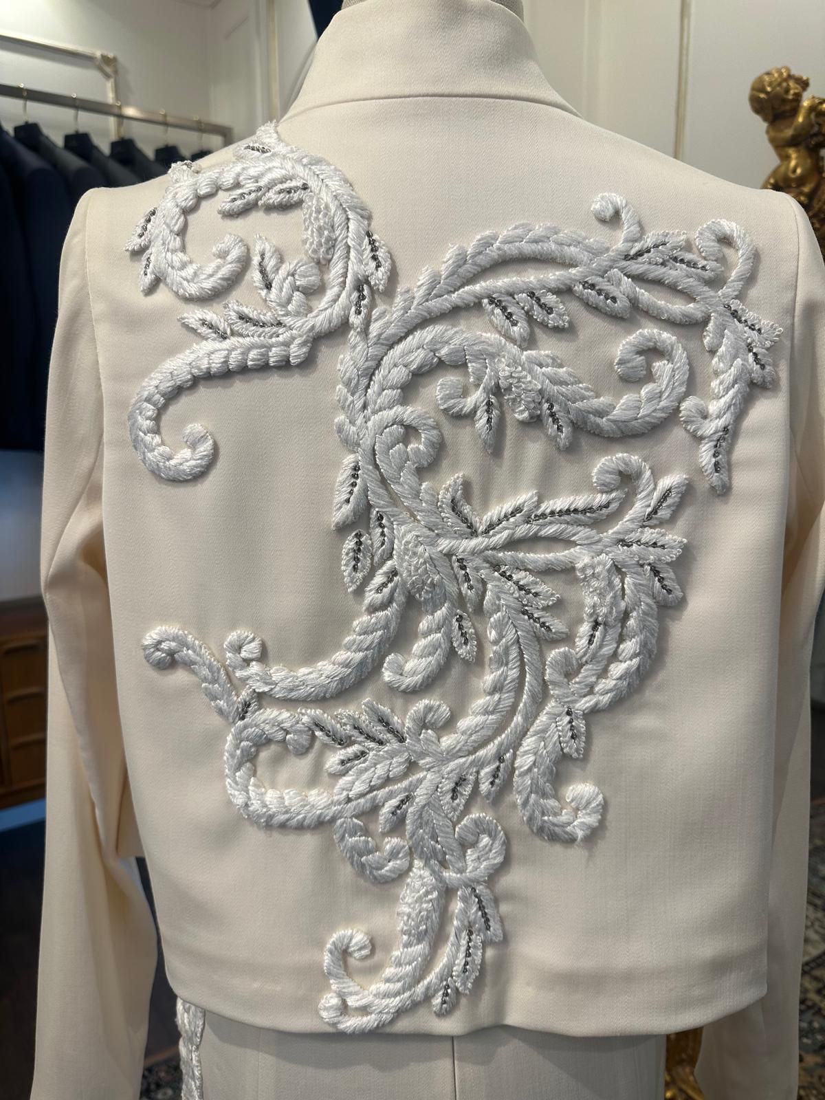 VESTE ET JUPE AVEC BRODERIE