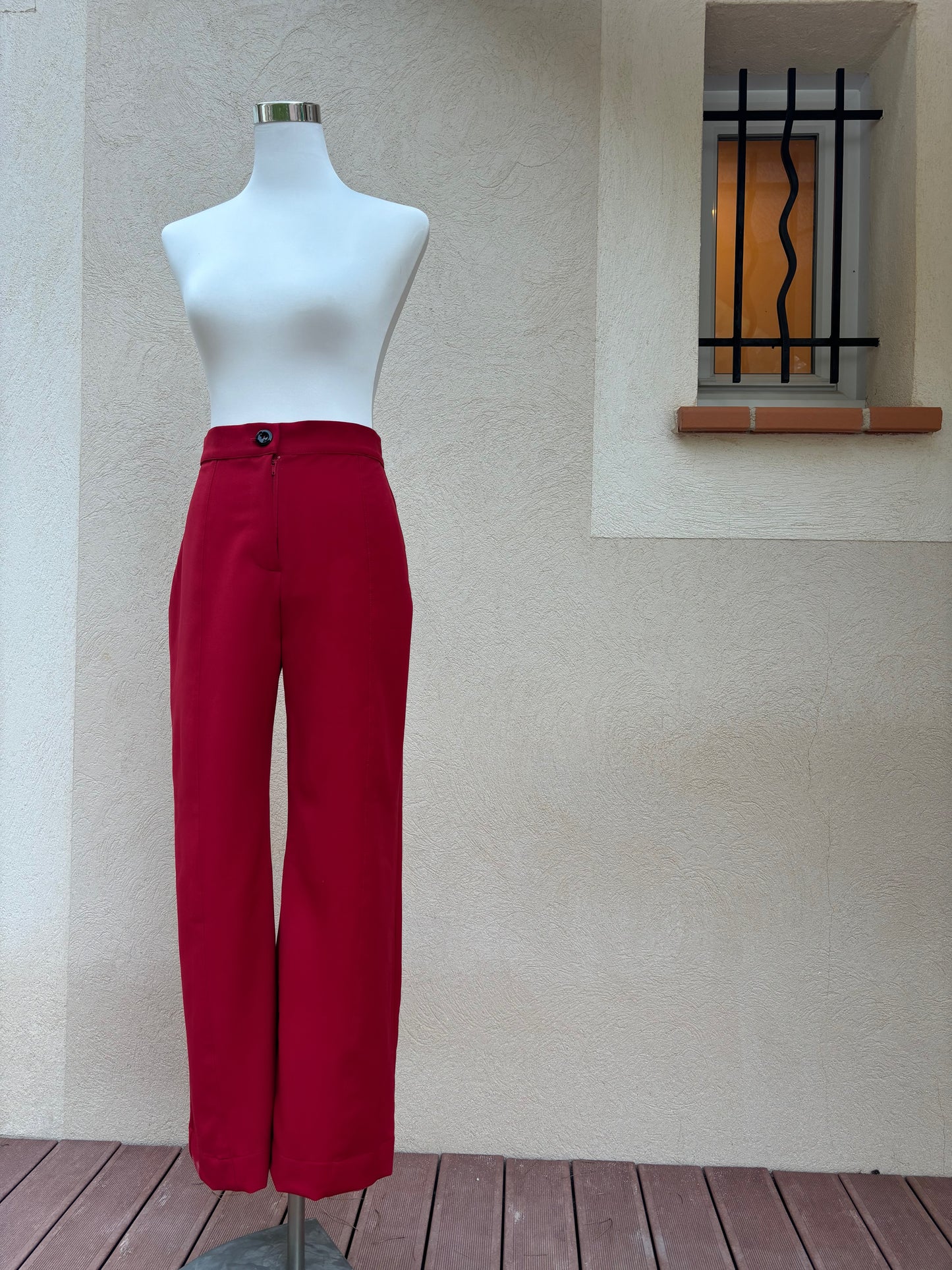 PANTALON ROUGE À BOUTONS