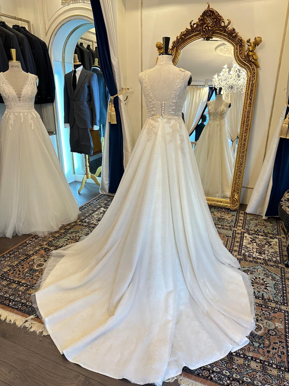 ROBE DE MARIÉ AVEC BRODERIE ET CRISTAUX