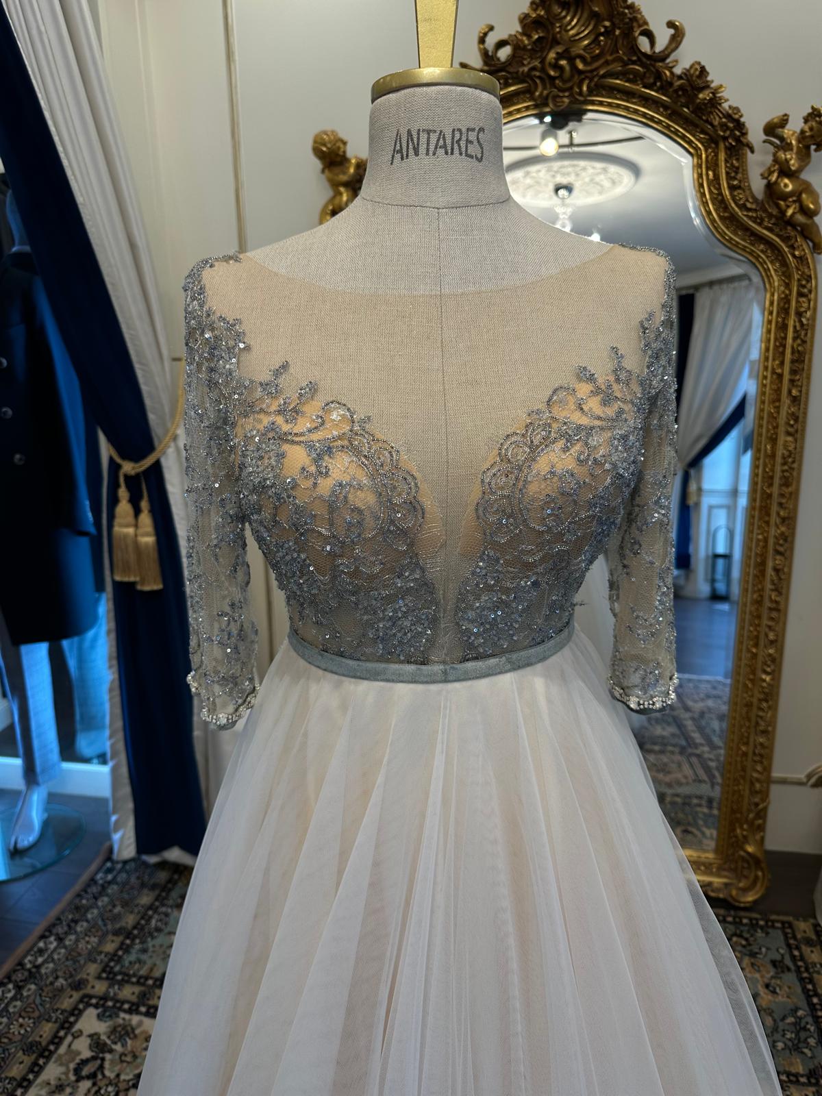 ROBE DÉCORÉE DE CRISTAUX