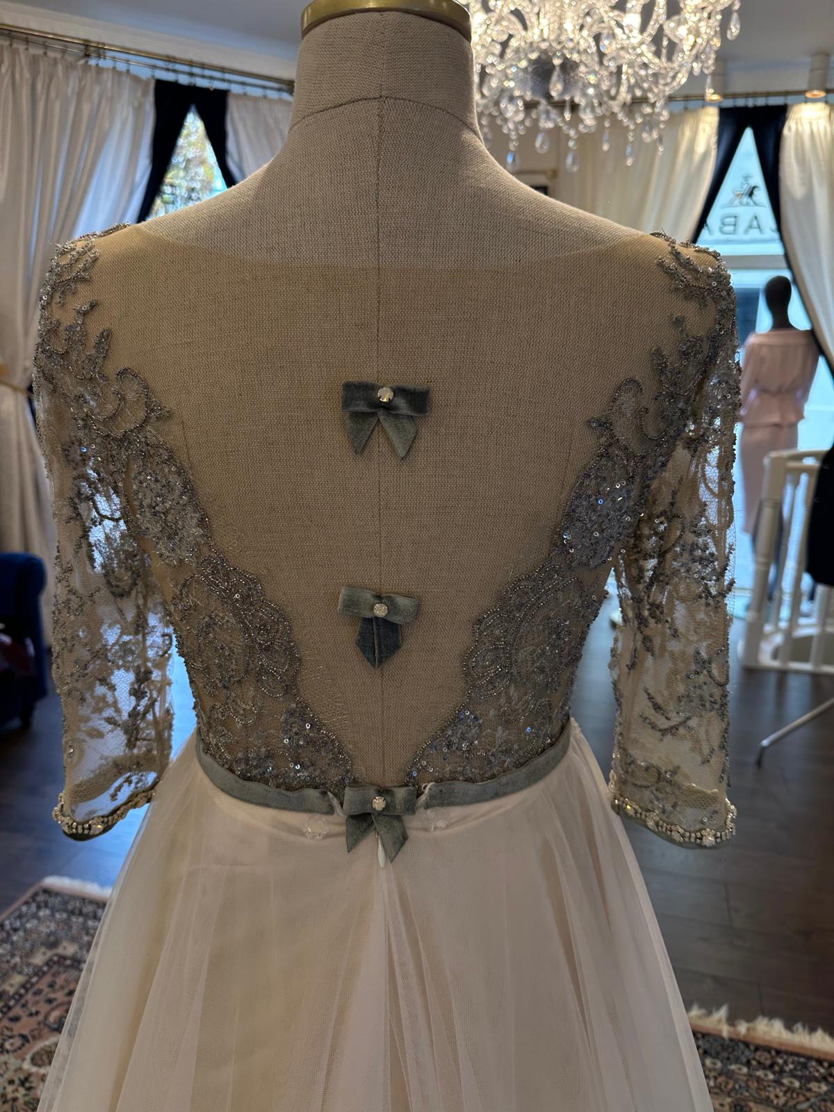 ROBE DÉCORÉE DE CRISTAUX