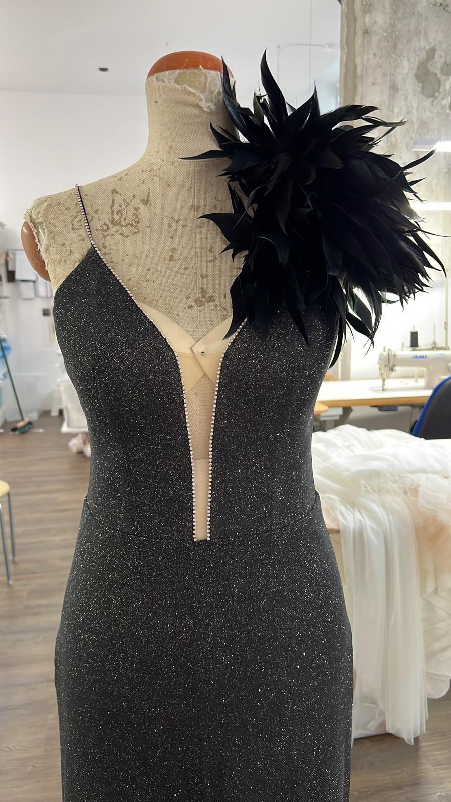 ROBE DÉCOLLETÉ PLONGEANT À PAILLETTES