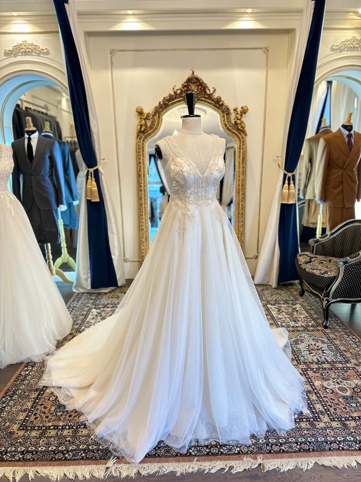 ROBE DE MARIÉ AVEC BRODERIE ET CRISTAUX