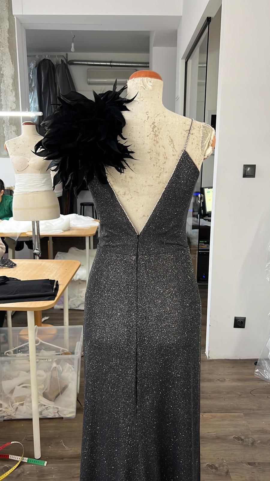 ROBE DÉCOLLETÉ PLONGEANT À PAILLETTES