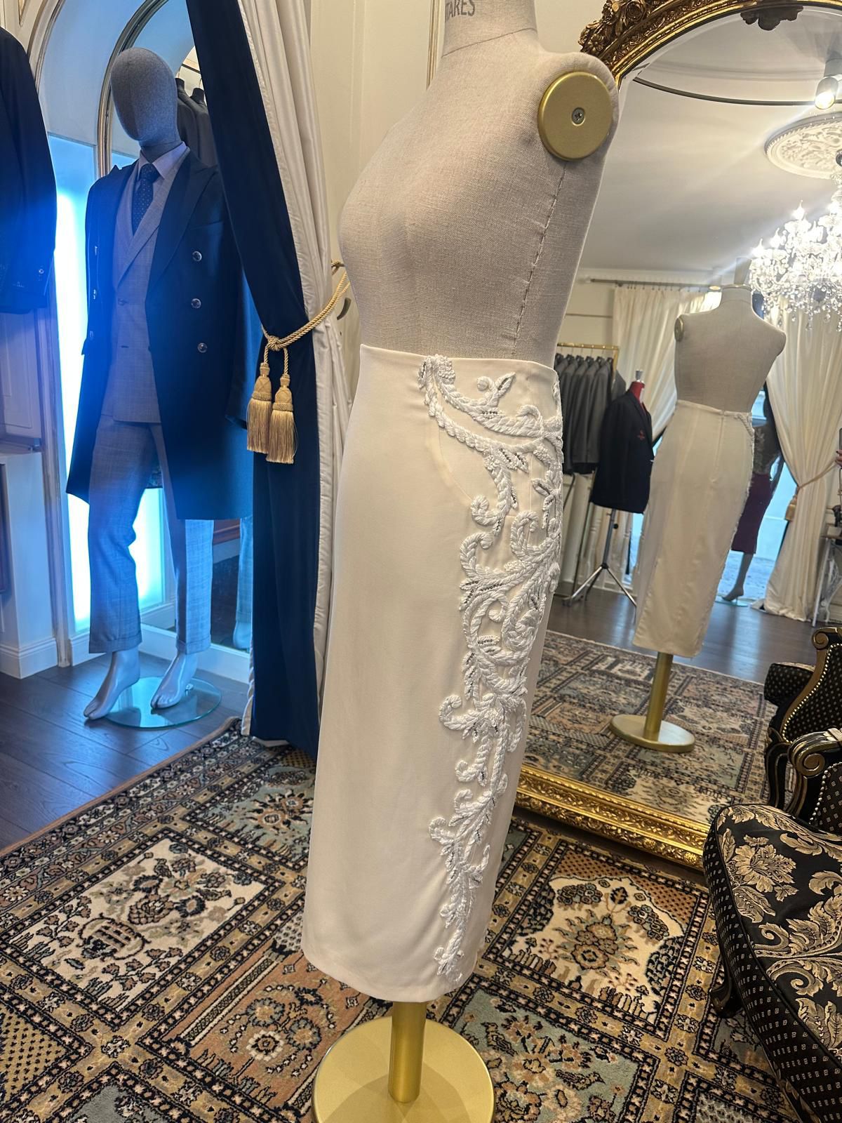 VESTE ET JUPE AVEC BRODERIE