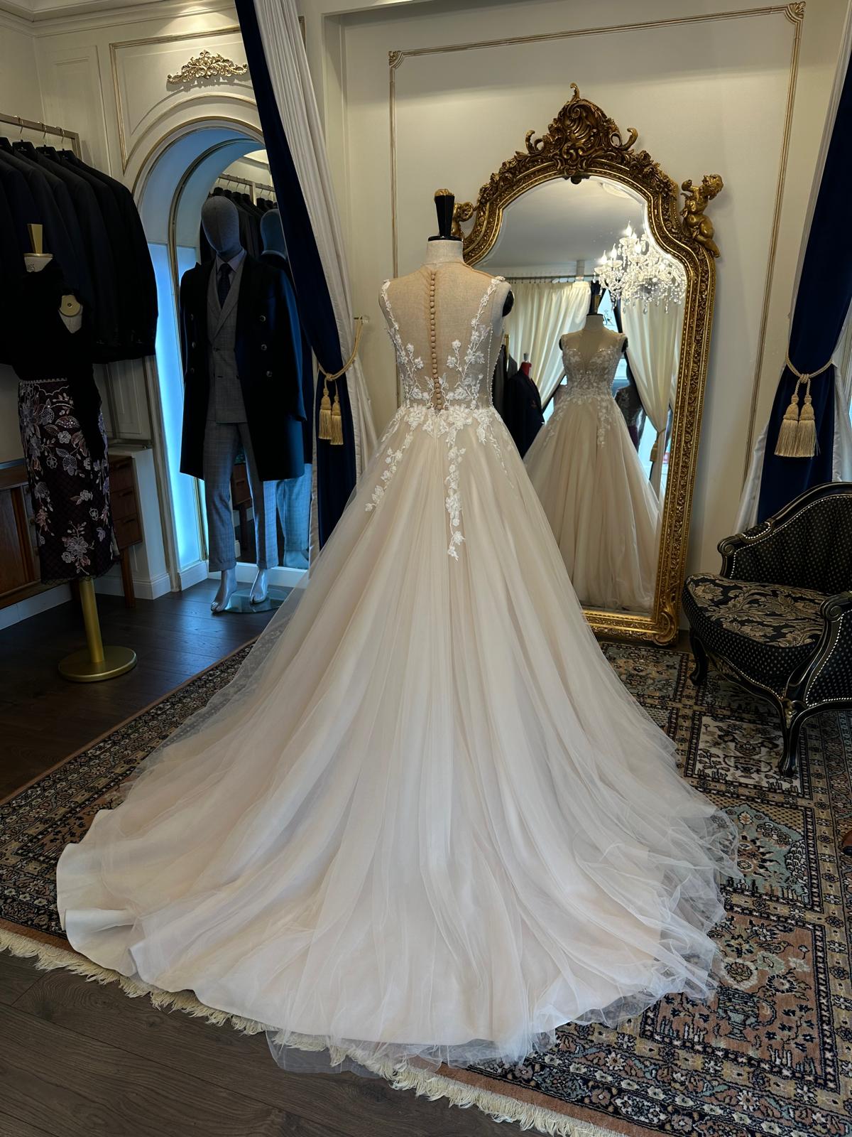 ROBE DE MARIÉ AVEC DENTELLE