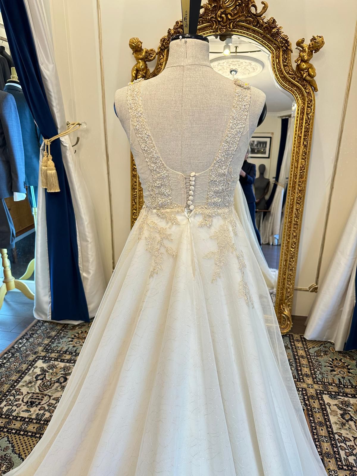 ROBE DE MARIÉ AVEC BRODERIE ET CRISTAUX