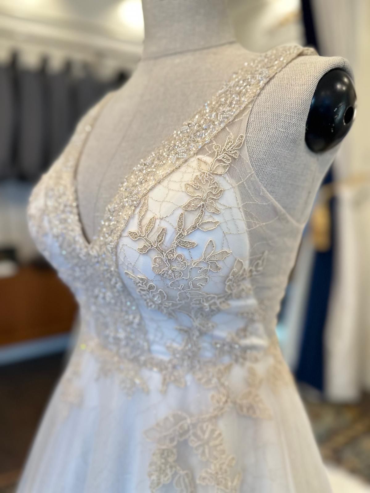 ROBE DE MARIÉ AVEC BRODERIE ET CRISTAUX