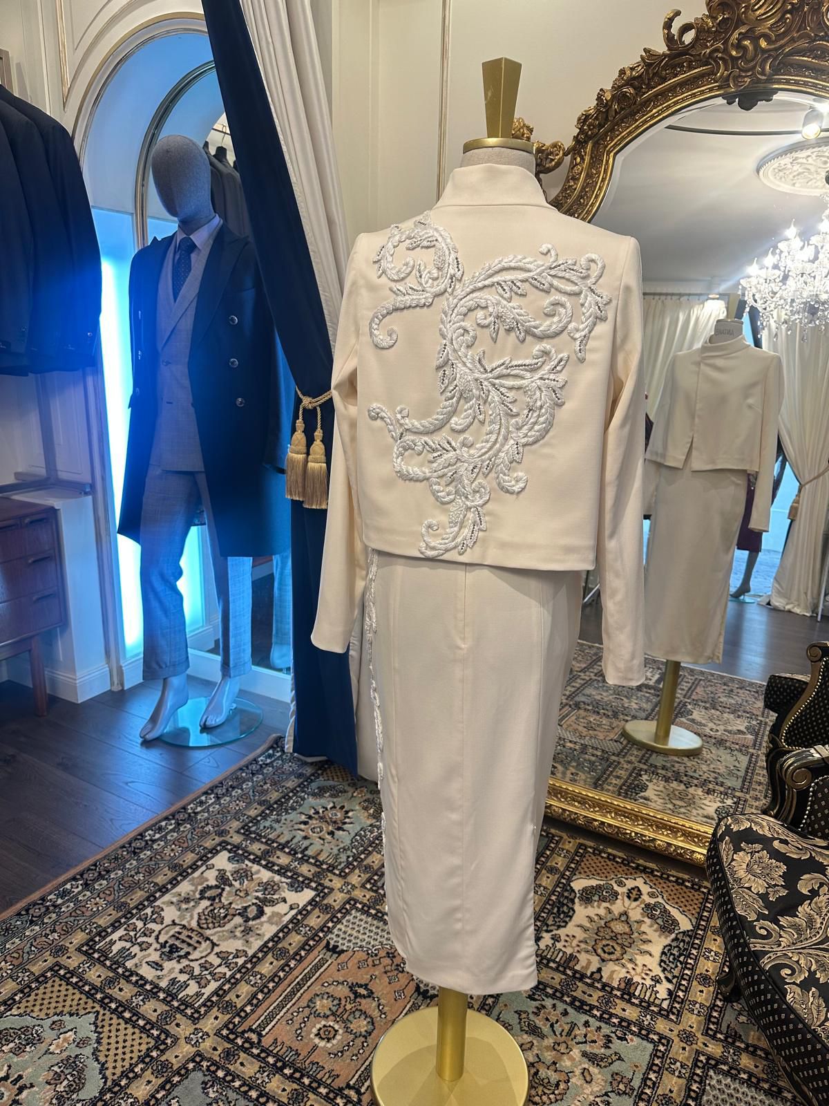 VESTE ET JUPE AVEC BRODERIE